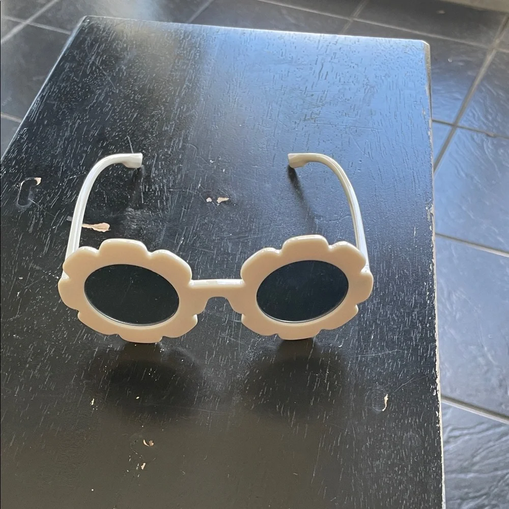Kids Flower-Shaped Cream Sunglasses